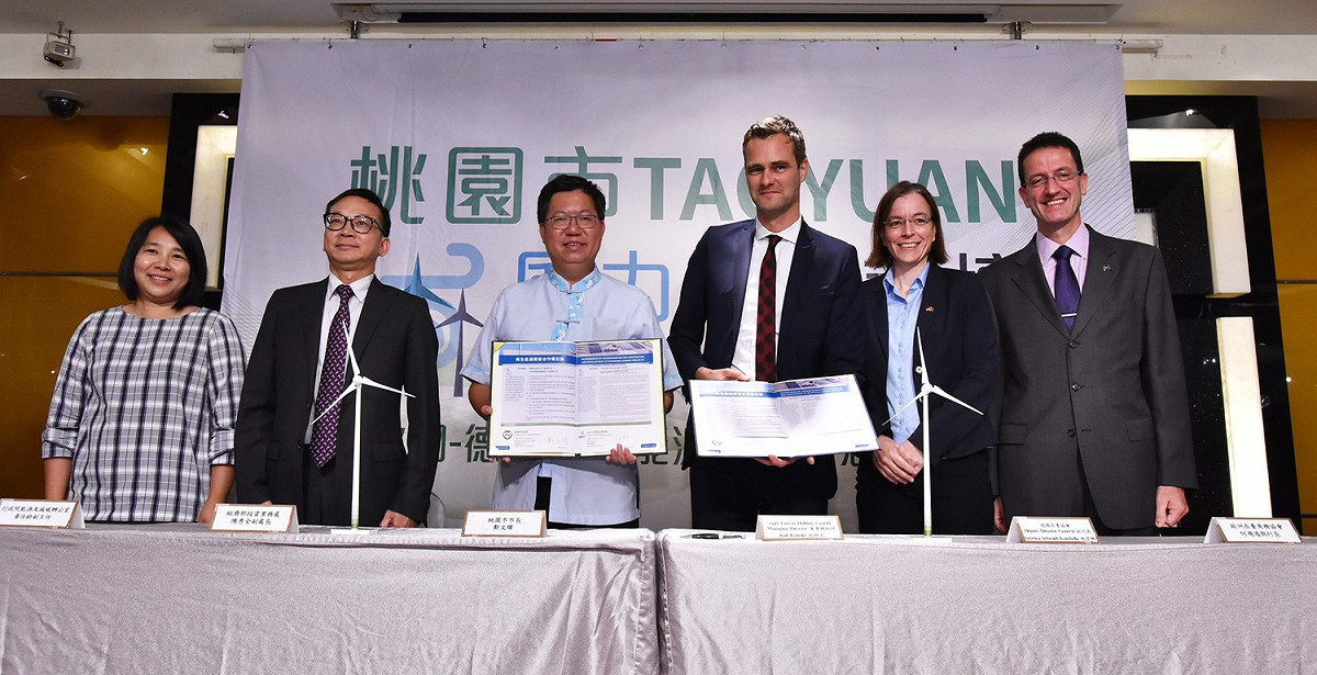 鄭文燦與達德能源集團執行董事柯朗夫（Ralf Kettler）在眾人見證下，完成合作備忘錄的簽署儀式。 圖：翻攝自桃園市政府官網