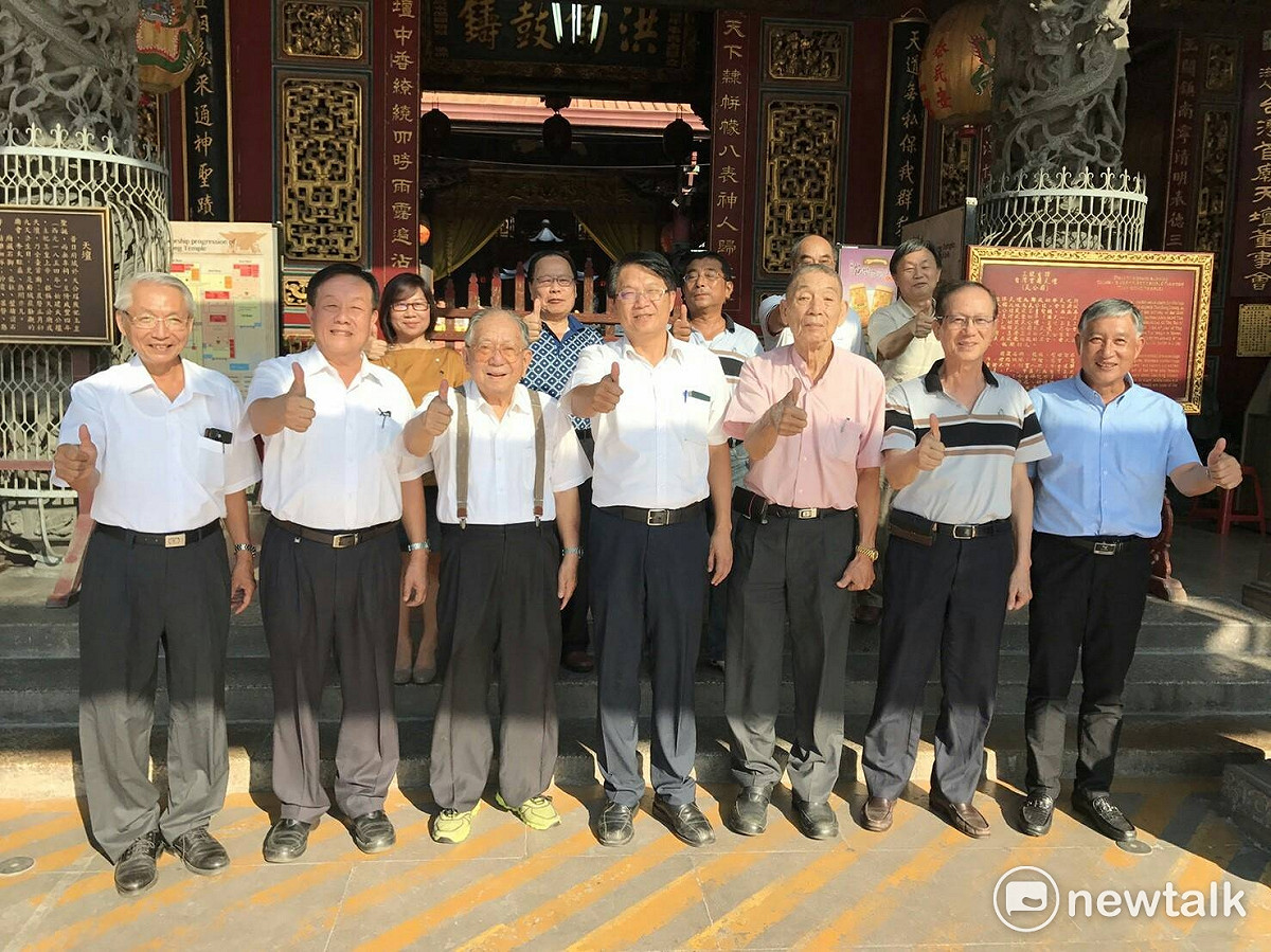 圖說：台南市長參選人顏純左昨（11）日前往台南市台灣首廟天公廟與董事長徐國潤、董監事一起座談，探討如何提昇宗教文化。 圖 : 黃博郎/攝