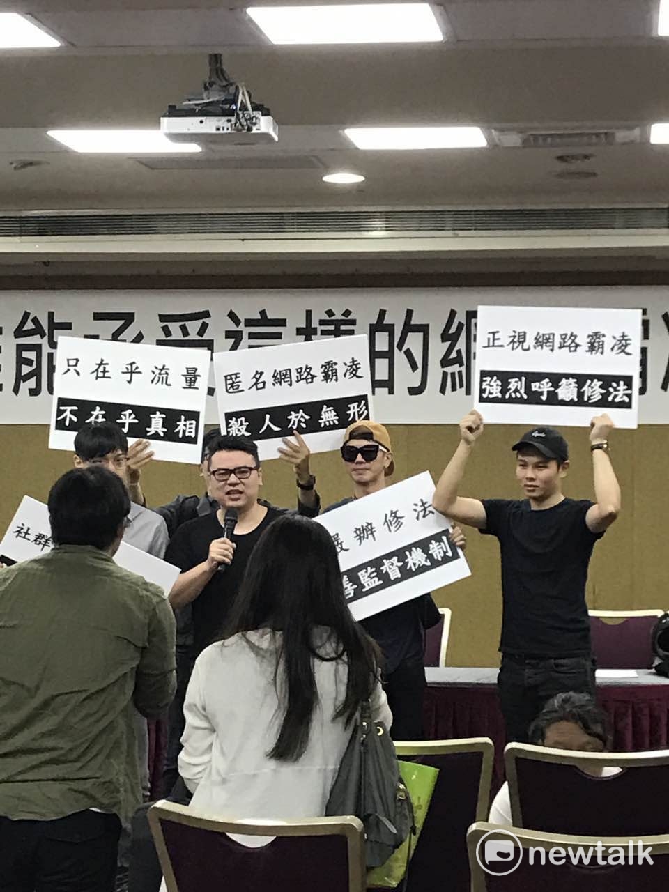 律師呂朝章、朱治國在記者會中說明事件來龍去脈。 圖 : 新頭殼資料畫面