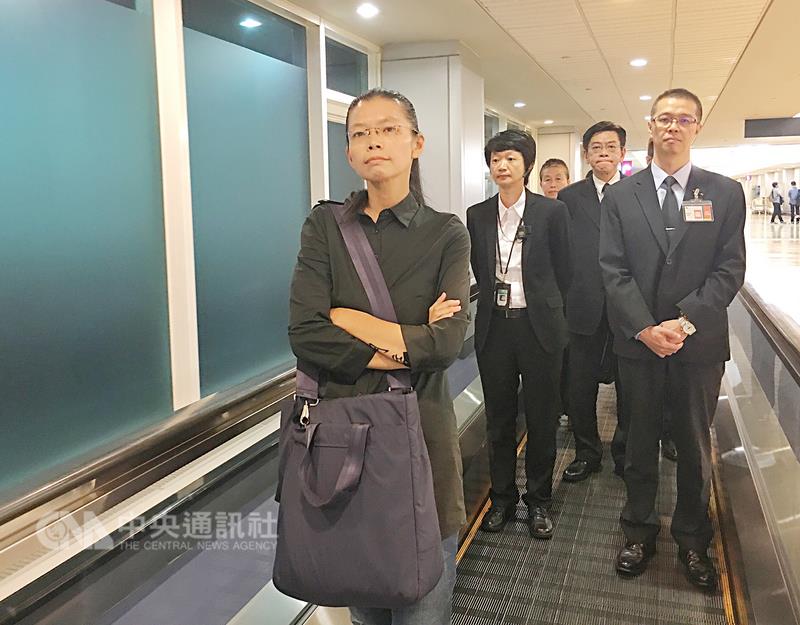非政府組織（NGO）工作者李明哲妻子李凈瑜（前左） 與婆婆郭秀秦12日晚間返抵台灣，至於下一步，李淨瑜說， 還要再與救援小組討論。  圖：中央社