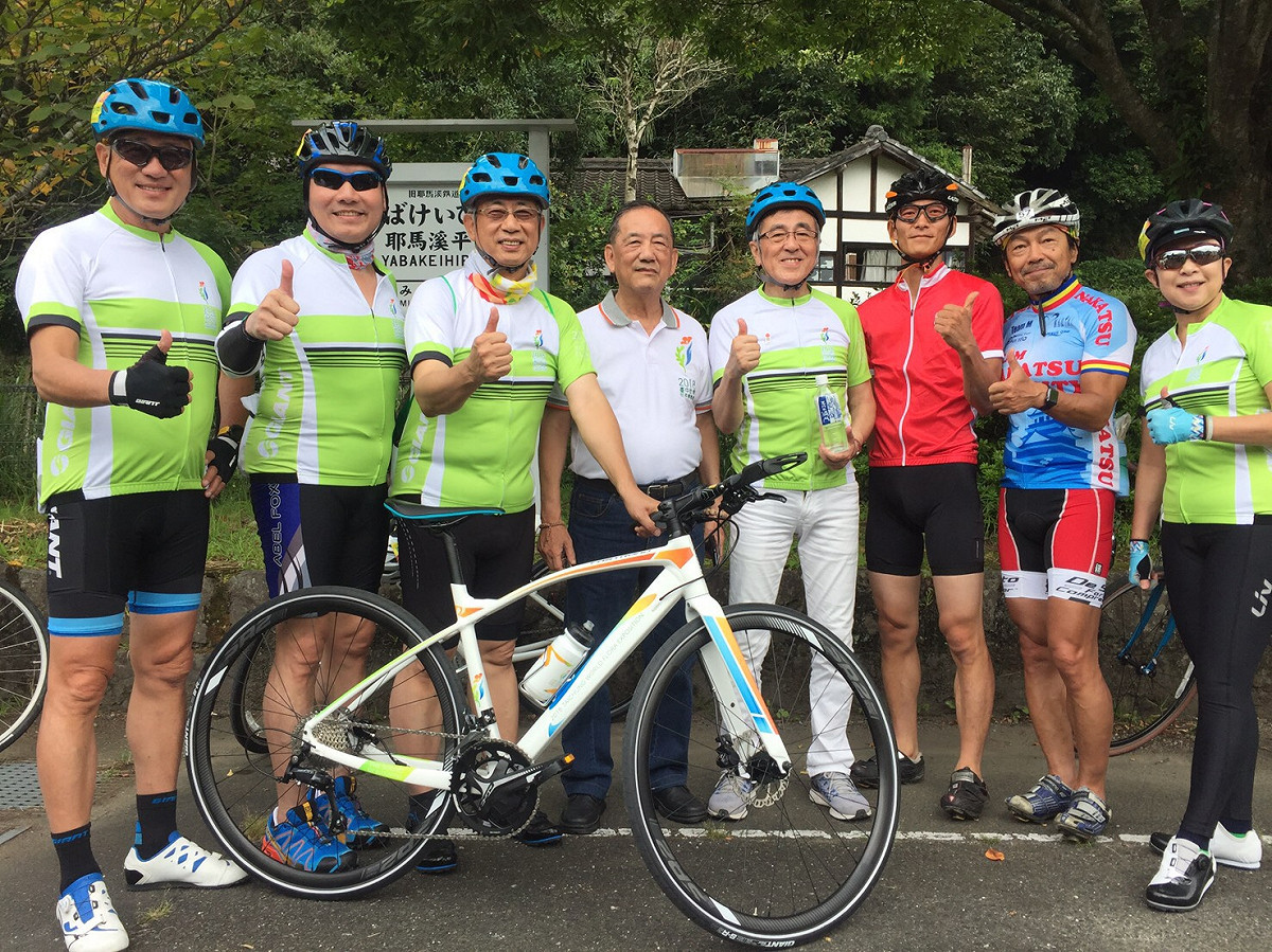 台中副市長林陵三為宣傳2018台中世界花博親自率領市府成員及車友組成花博宣傳車隊。隊員們在大分縣楓葉耶馬溪自行車道前暖身出發。 圖：台中市政府/提供