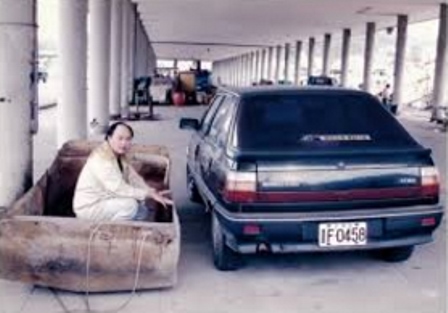 陳榮慶重返基隆，在工具船上與旁邊轎車合影。 圖：陳銘城/攝影、提供