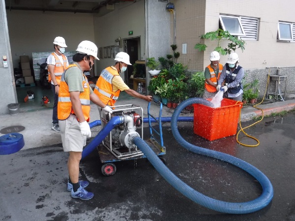 台北市新工處測試抽水馬達。 圖：台北市新工處提供