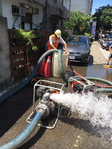 台北市新工處檢視移動式抽水機功能是否正常。 圖：台北市新工處提供