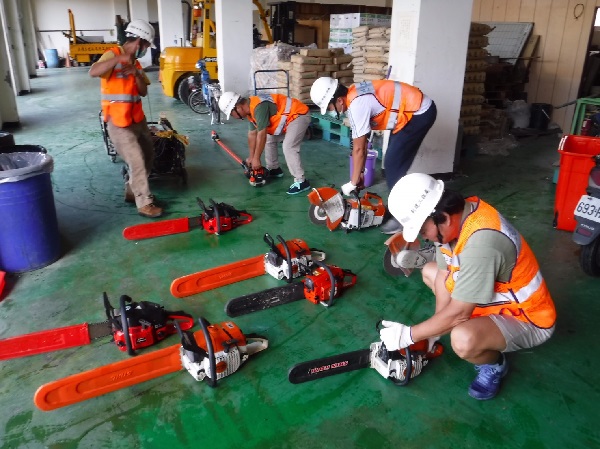 台北市新工處測試鏈鋸功能。 圖：台北市新工處提供