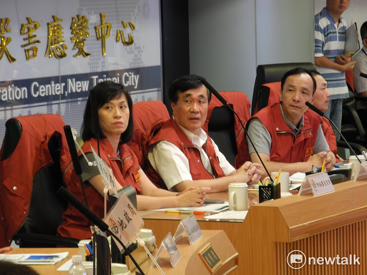 新北市長朱立倫上午召開第2次防災工作會報，市長朱立倫對泰利颱風突然轉向北移，一再追問天氣風險管理公司「為什麼差這麼多？」 圖：王峻昌/攝