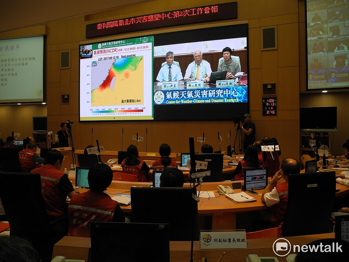 新北市長朱立倫上午召開第2次防災工作會報，市長朱立倫對泰利颱風突然轉向北移，一再追問天氣風險管理公司「為什麼差這麼多？」 圖：王峻昌/攝