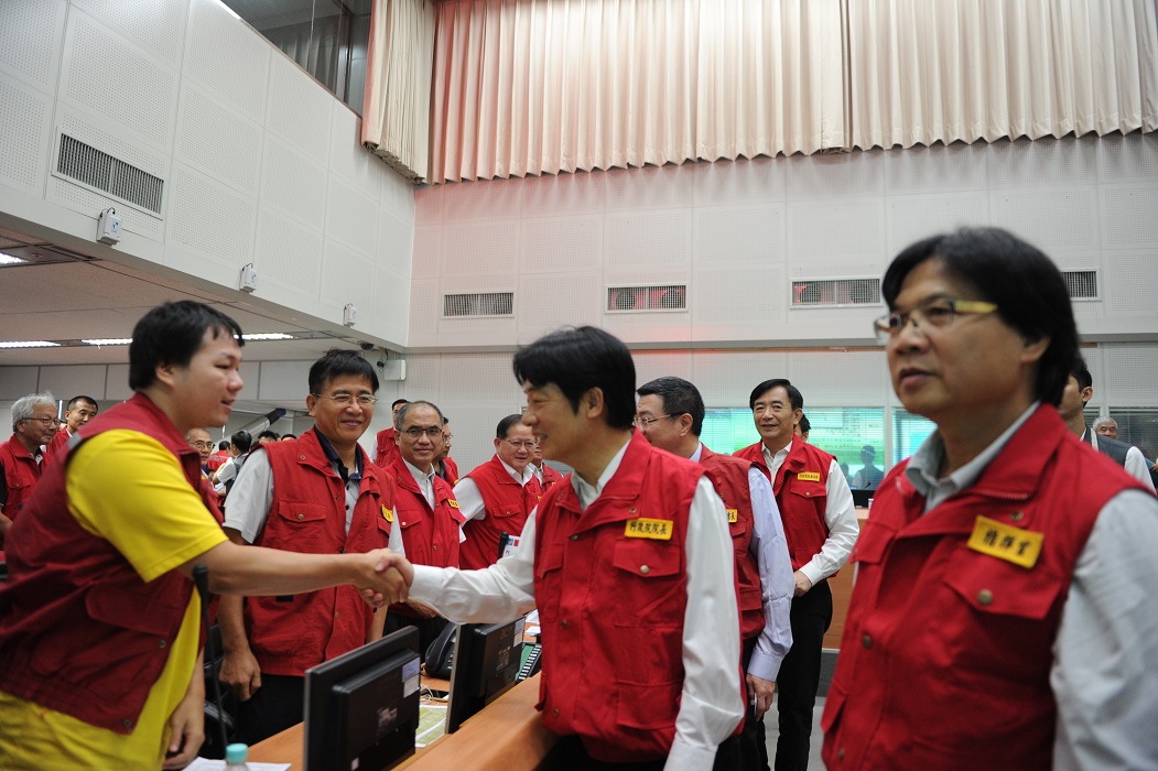 行政院長賴清德今（13）天一早增加行程，9:40即趕往位於新北市新店區的中央災害應變中心視察。 圖：行政院/提供
