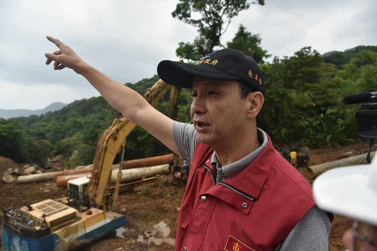 因應泰利颱風來襲，新北市長朱立倫今（13)日視察0602豪雨沖毀坍方的萬里區北27線7k 處的修復工程。 圖：新北市府提供
