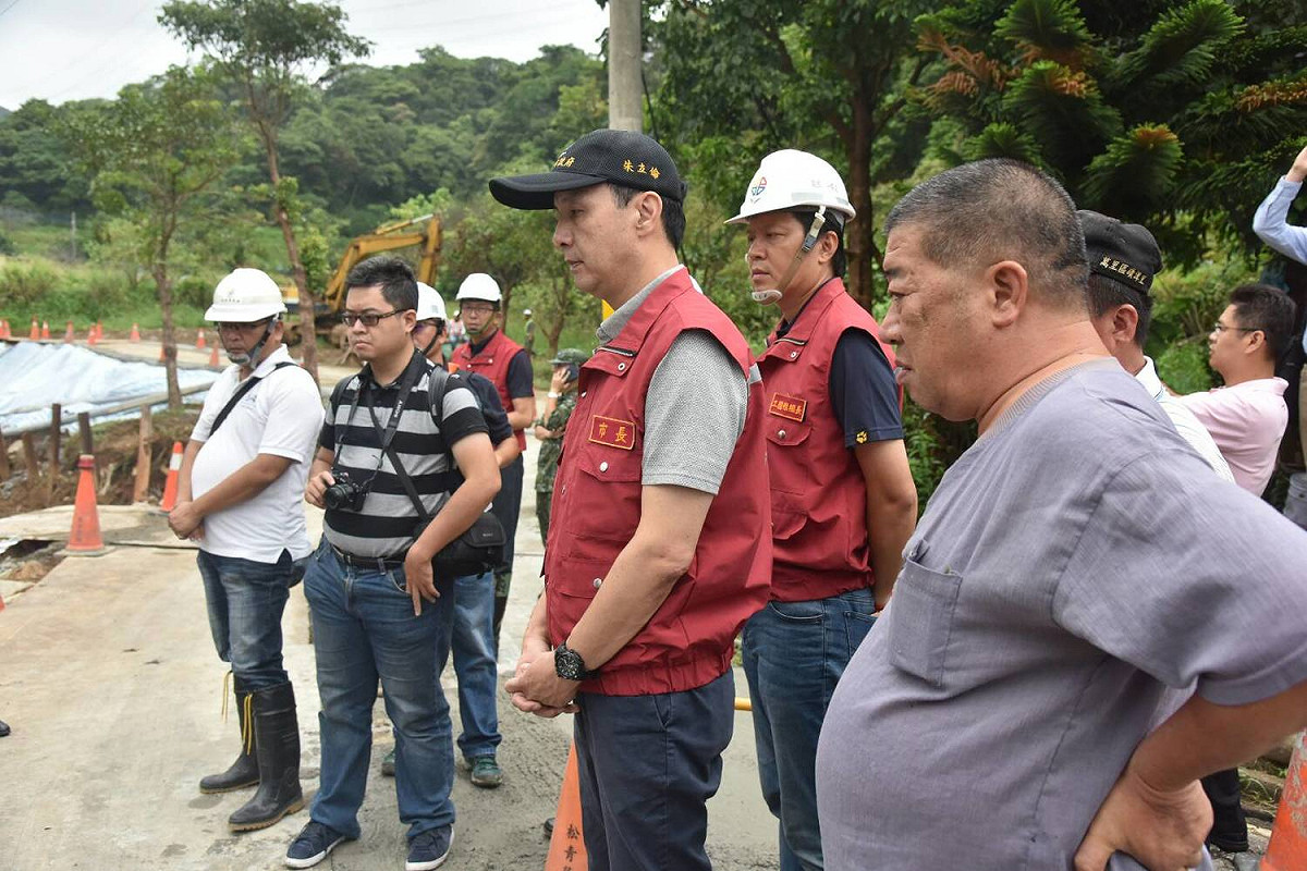 因應泰利颱風來襲，新北市長朱立倫今（13)日視察0602豪雨沖毀坍方的萬里區北27線7k 處的修復工程。 圖：新北市府提供