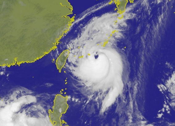 今(13)天早上6:30到7:00之間，泰利颱風的颱風眼出現了萌萌的「心型」，讓人忍不住聯想到這幾天泰利颱風影響持續下降，真的是「很有愛」的颱風。 圖：中央氣象局