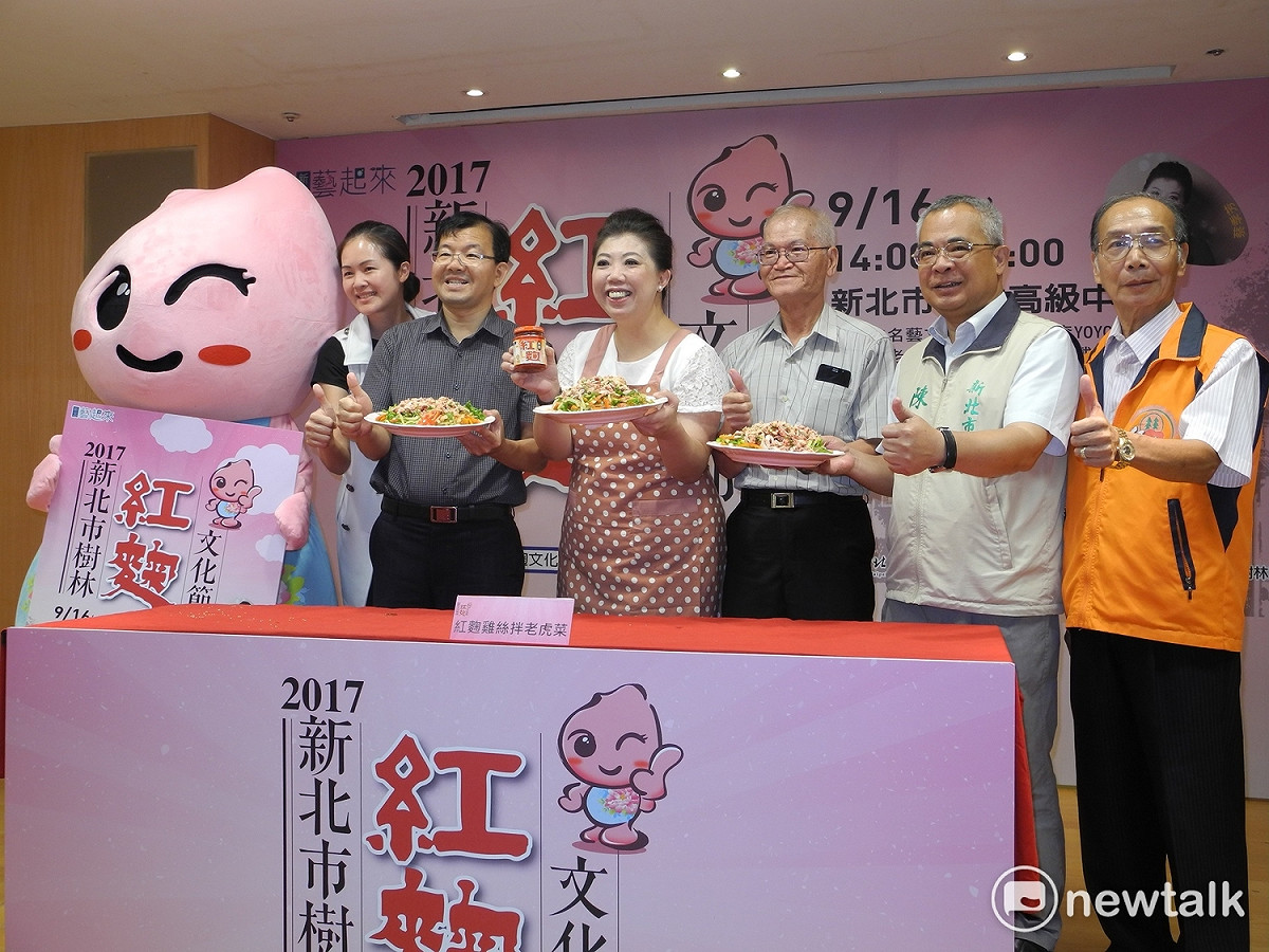 「新北市紅麴文化節」歷經11年，當年前擔任樹林市長時，創辦紅麴文化節的民進黨新北市議員陳世榮（右二），歡迎民眾多食用紅麴。  圖：王峻昌/攝