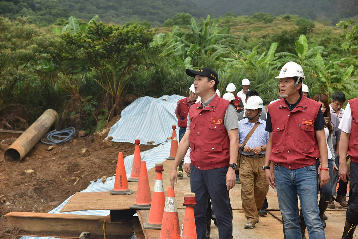 因應泰利颱風來襲，新北市長朱立倫今（13)日視察0602豪雨沖毀坍方的萬里區北27線7k 處的修復工程。 圖：新北市府提供