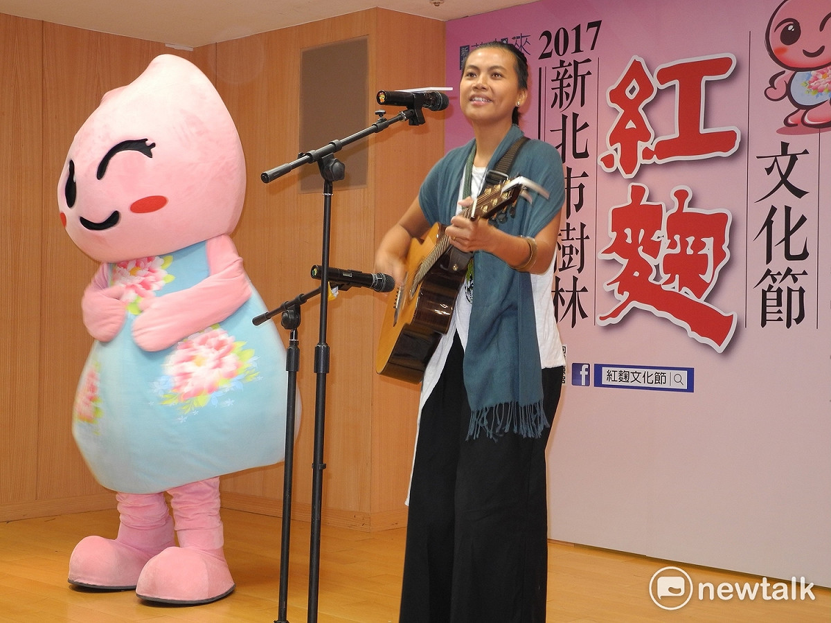 入圍三項金曲獎的原住民歌手戴曉君，將在紅麴文化喜年華演唱原音創作。 圖：王峻昌/攝