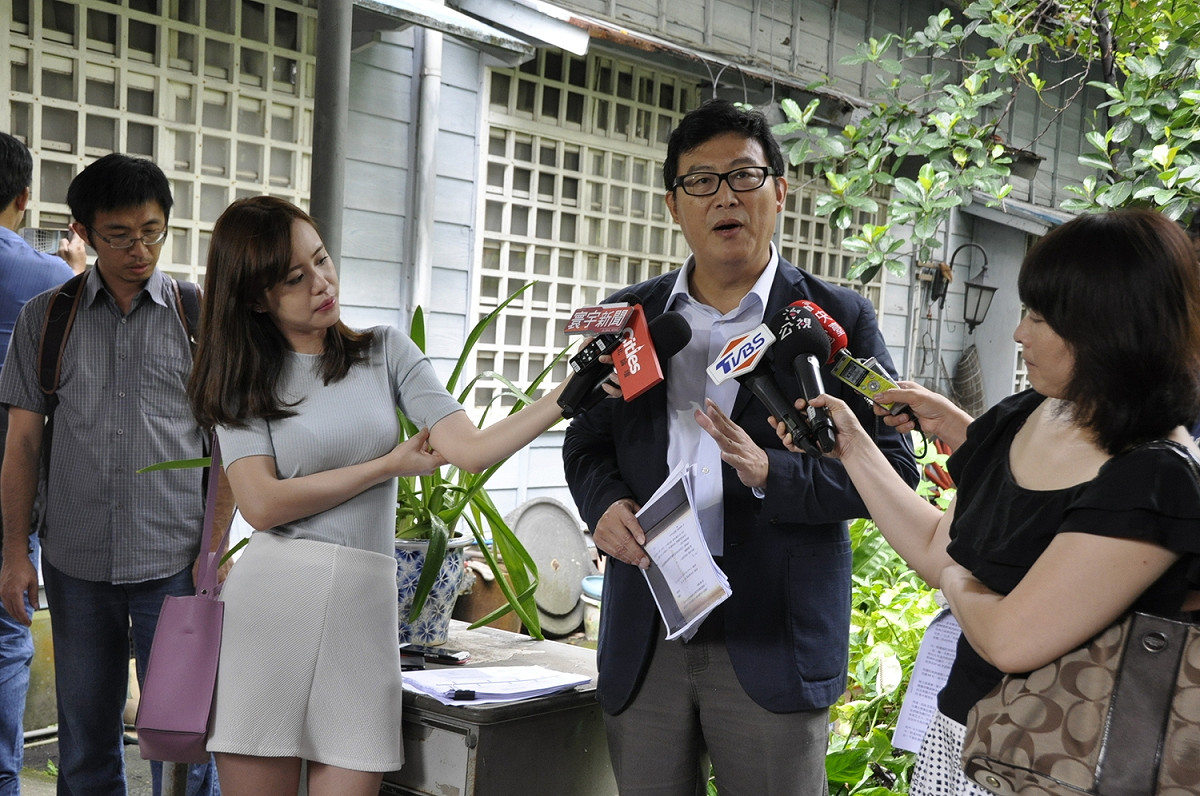 台北市文化局副局長田瑋今天表示，別再炒作了，俞大維故居已暫定古蹟，沒有拆除問題。圖為立委姚文智替俞大維故居請命畫面。 圖:陳香蘭／攝
