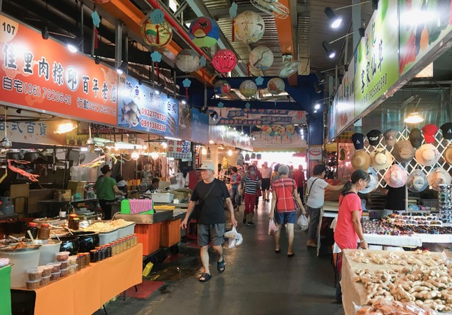 有美食天地之稱的佳里市場。 圖：張大魯/攝