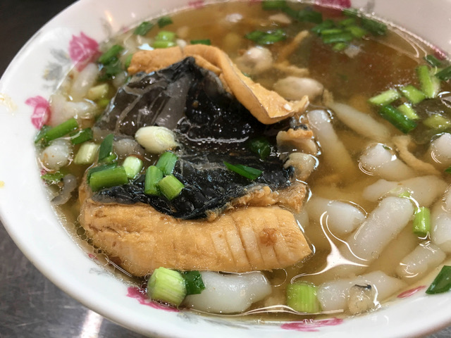 佳里市場內，有著名美食家讚譽全國最好吃的虱目魚肚米苔目。 圖：張大魯/攝