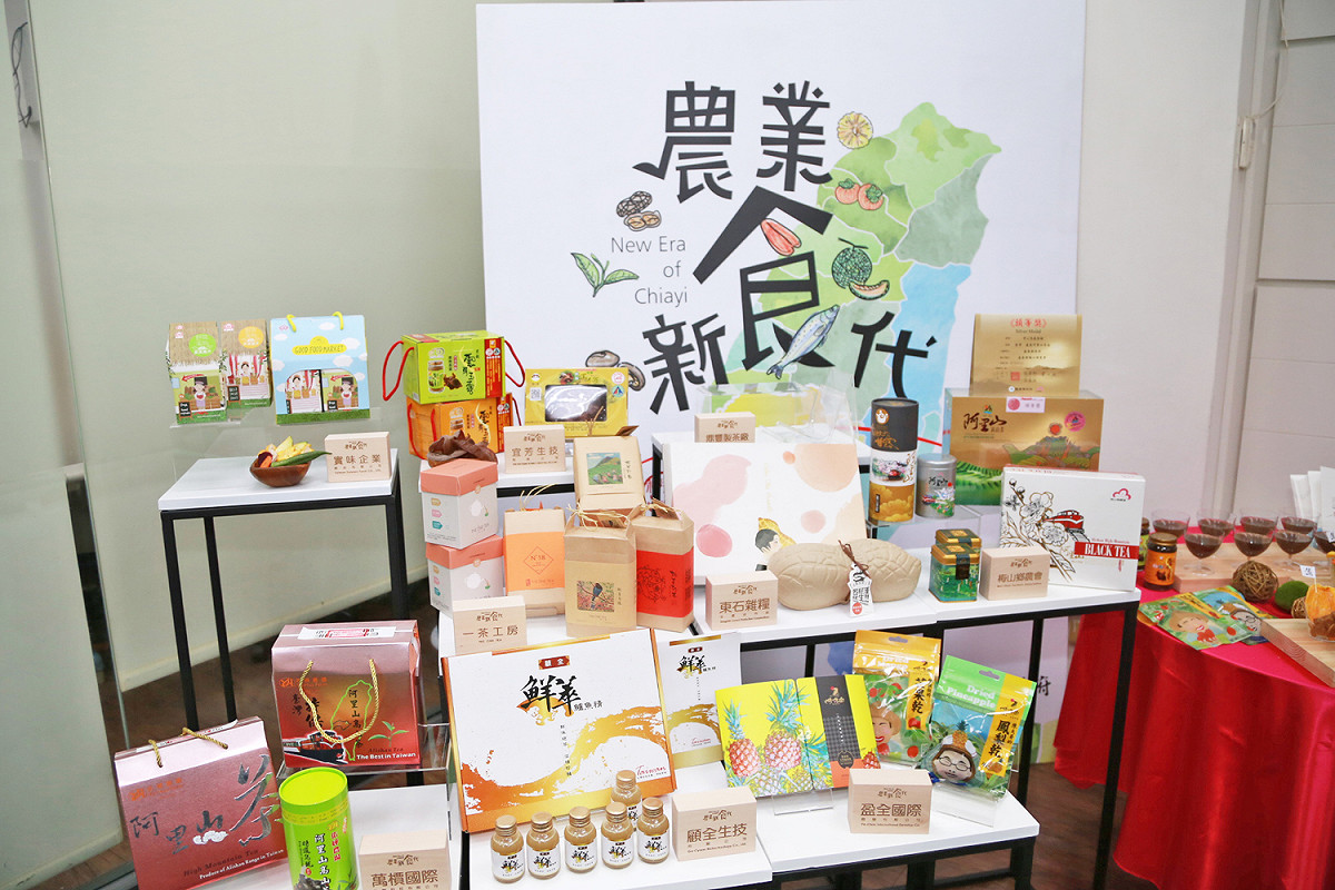 副縣長吳芳銘親自推薦介紹農特產品，並期勉團隊「用我們產品好口碑品牌，拓展市場，爭取訂單」。 圖：嘉義縣政府/提供