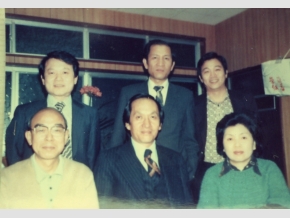彭明敏(前排中)逃離台灣後.與日本台獨聯盟幹部合影.前排左右.分別是王育德.王雪梅夫婦。 圖：現代學術基金會/提供