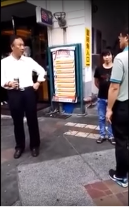 郭董向來作風霸氣，也曾在2015年時修理一位違反規定在廠區抽菸的員工。 圖：翻攝自Youtube