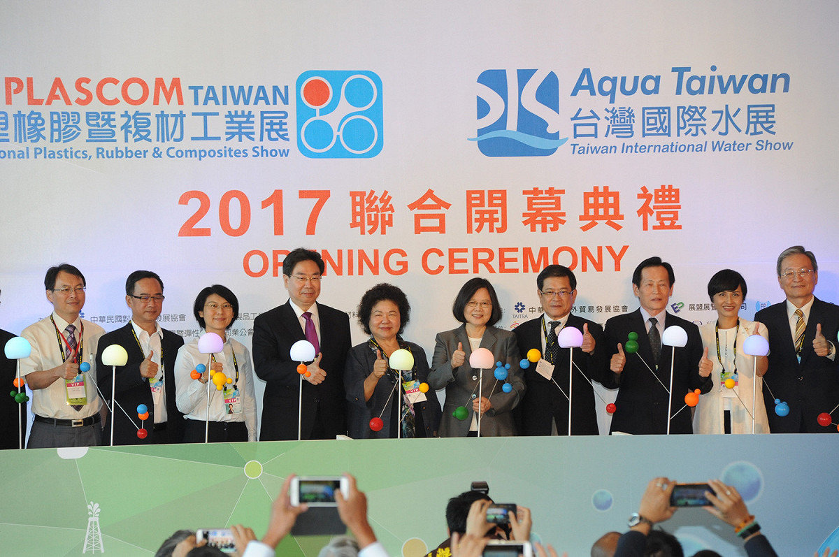 總統蔡英文出席「台灣國際塑橡膠暨複材工業展」、「台灣國際水展」開幕活動時指出，這是政府是慰勉軍公教辛苦，也盼好轉的景氣加溫。她說，更重要的是政府帶頭加薪，也鼓勵企業為勞工加薪。 圖：高雄市政府／提供