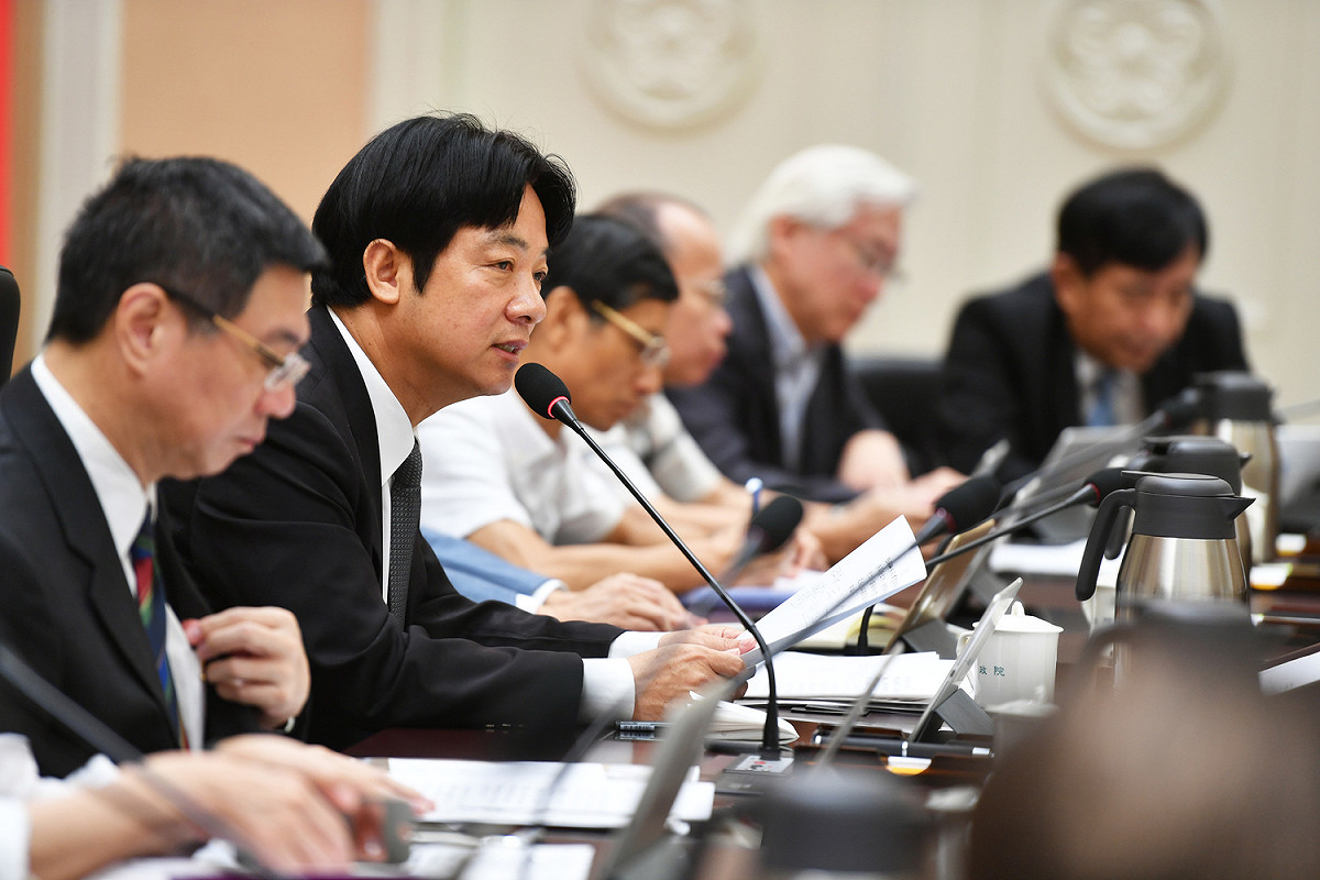 行政院長賴清德今（14）天在院會中提示指出，未來行政院團隊會謙卑於立法院的監督，將以過去在立法院擔任黨團幹事長監督行政院的標準來要求現在的行政院團隊。 圖：行政院/提供
