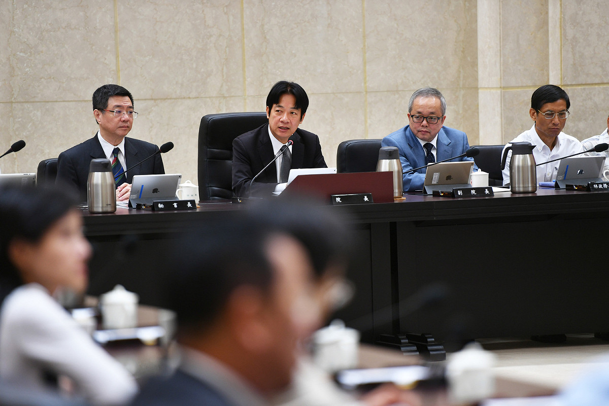 行政院長賴清德今（14）日在行政院會中表示，由於國人在海外從事詐騙犯罪案件層出不窮，嚴重損害台灣的國際形象，政府必須展現更強力的執法作為，以有效打擊詐騙犯罪。 圖：行政院/提供