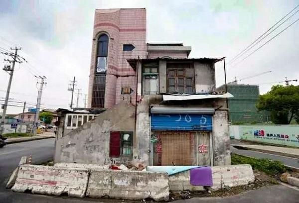 最牛釘子戶橫亙在馬路中央 圖：翻攝自中國青年網