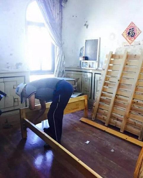 最牛釘子戶正將屋中物品搬出 圖：翻攝自中國青年網