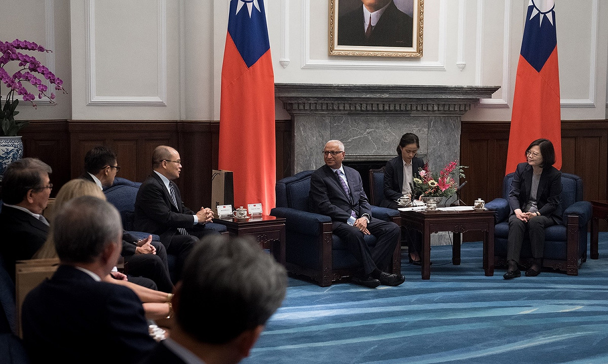 蔡英文14日上午在府內接見「國際半導體產業協會」（SEMI）及「台灣半導體產業協會」（TSIA）董監事及國內外半導體企業代表。 圖：總統府提供