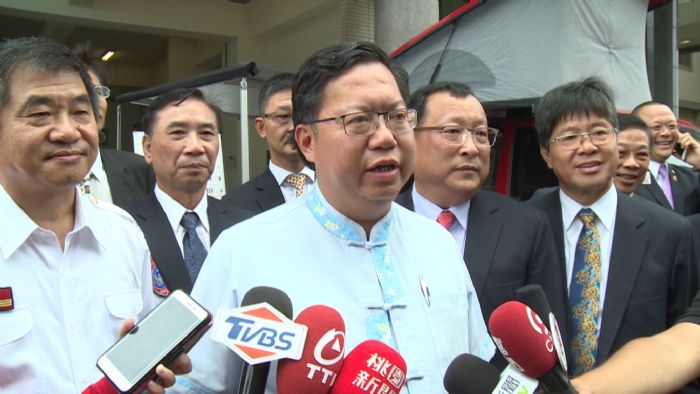 鄭文燦參加桃園市不動產開發商業同業公會捐贈消防局救災指揮車儀式，被問到軍公教明年起加薪3%，表示抱持支持立場。 圖：桃園市政府/提供