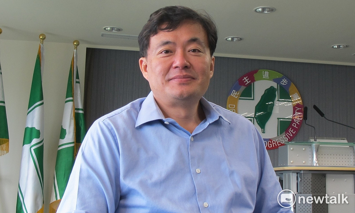 民進黨秘書長洪耀福表示，有人提議吳芳銘能夠以「會外賽」的概念，跟有意參選的翁章梁私下比民調，翁章梁若輸了就不登記黨內初選，黨內就可徵召吳芳銘，參選嘉義縣長。 圖：林朝億/攝