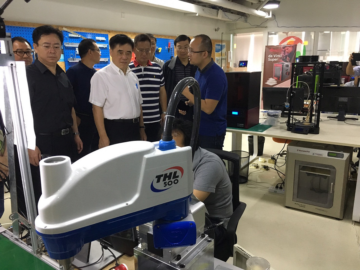 國民黨副主席郝龍斌12日赴中國訪問，參加第十三屆桂台經貿文化合作論壇暨第十屆兩岸產業共同市場論壇活動，此行也將順道參訪深圳的青創基地。 圖：郝龍斌辦公室提供