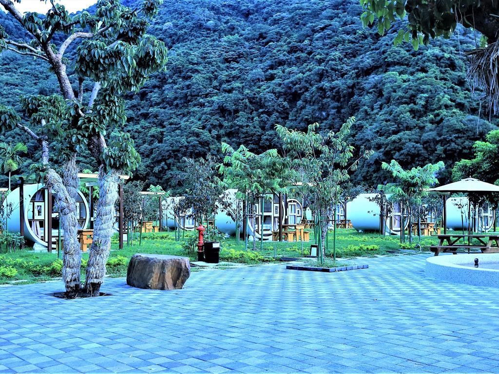 用涵管做旅舍，在西部不稀奇，但東部少見，南安這家最大持色是，標榜住在櫻花樹下和黑熊伴睡；商家在每個水管房間旁都種有櫻花樹，不是一般的緋寒櫻，而且是吉野和八重櫻，花開起來很漂亮，蜜蜂很多。  圖 : 邱顯明 / 攝影