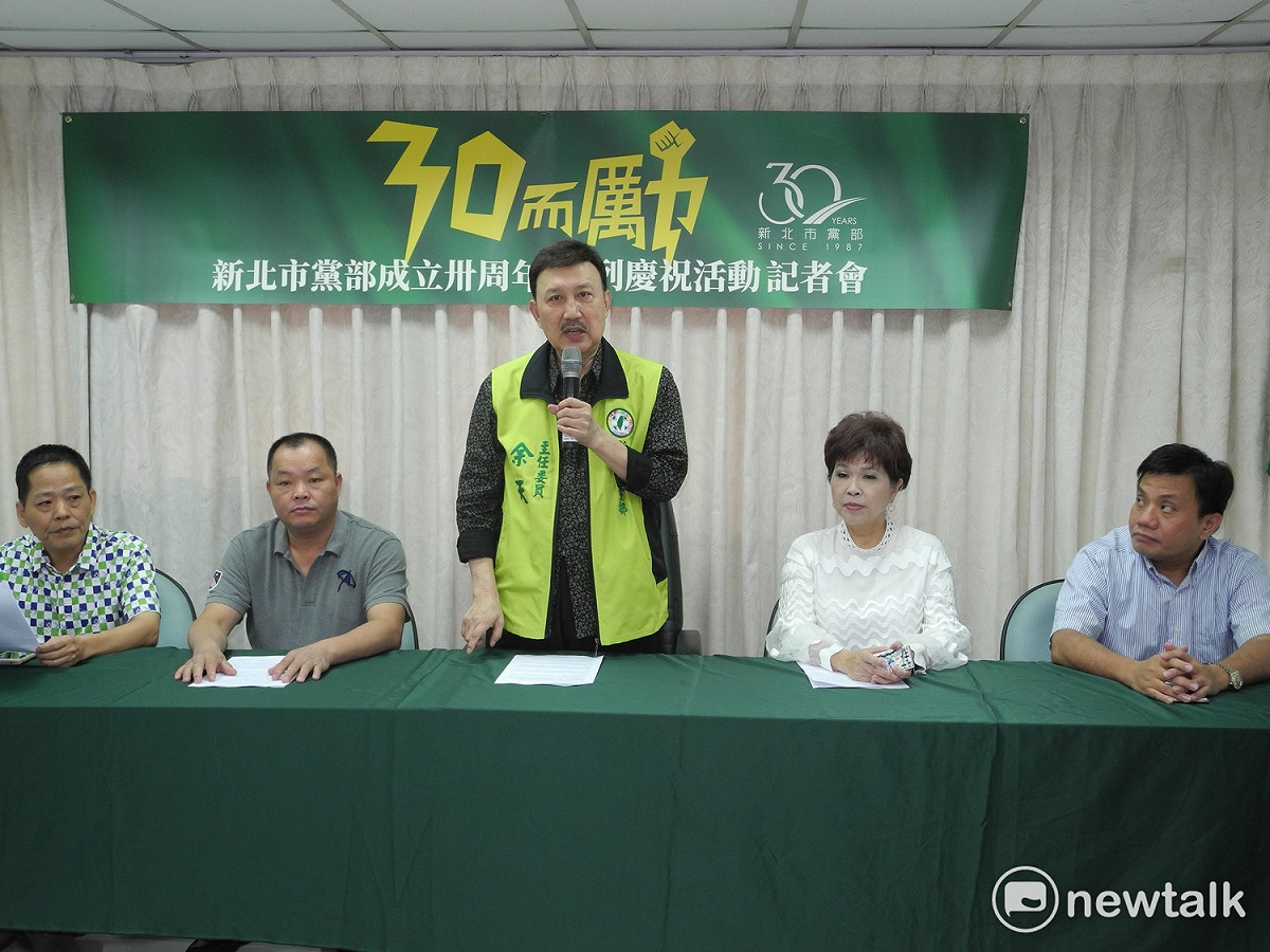 民進黨新北市黨部主委余天宣布黨工下月起加薪3％至5％；右起市黨部執行長李建興、市議員廖筱清、主委余天、評召陳建智。 圖：王峻昌/攝