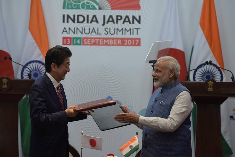 日本首相安倍晉三（左）訪問印度，與印度總理莫迪舉行高峰會，達成多項協議。 圖：翻攝莫迪臉書