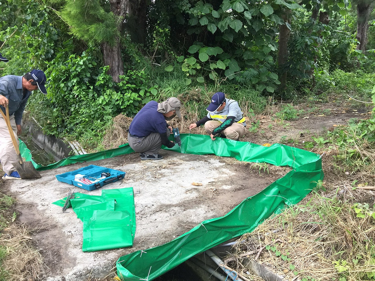 公路總局也與清華大學教授曾晴賢合作於該路段前後100 尺沿側溝架設帆布圍牆，利用陸蟹無法攀爬帆布光滑面設計，阻擋陸蟹穿越馬路再利用陸蟹喜好攀爬粗糙面特性，於箱涵配置繩梯引導陸蟹安全降海產卵。 圖 : 公路總局 / 提供