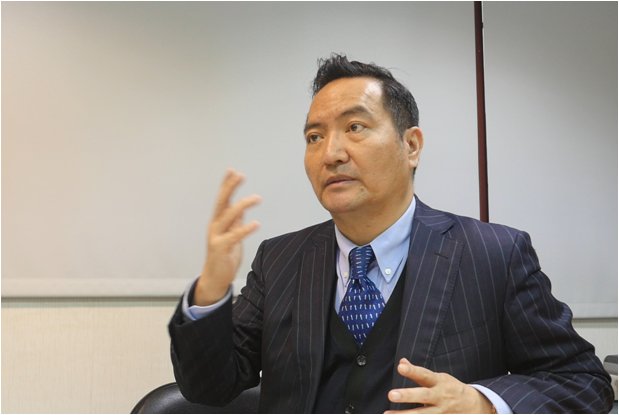行政院發言人徐國勇今（15）日表示，將由羅秉成接任行政院政務委員。 圖：翻攝法扶基金會官網
