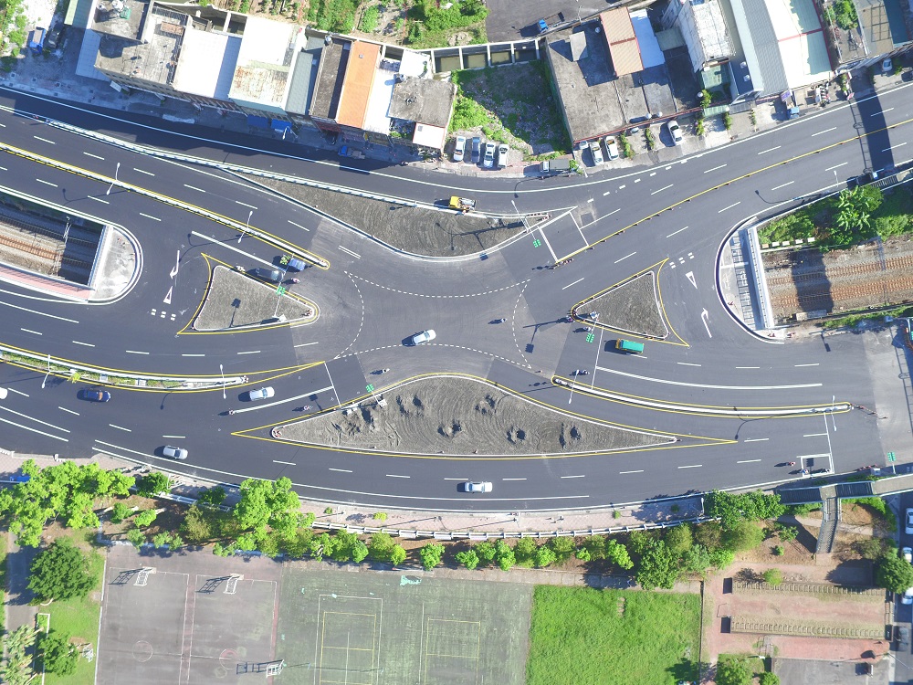 箕山橋經過大幅拓寬，空拍呈現寬敞的行車道路。 圖：公路總局/提供
