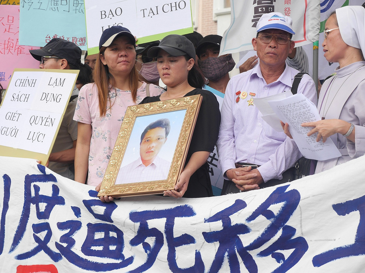 越南籍勞工阮國非日前遭警方開槍不治身亡，其父親阮國同5日傍晚到台灣為兒子處理後事，阮國同與阮國非的妹妹今（15）天在台灣移工聯盟、義務律師邱顯智與劉繼蔚陪同下，赴監察院遞陳情書。 圖：趙婉淳/攝