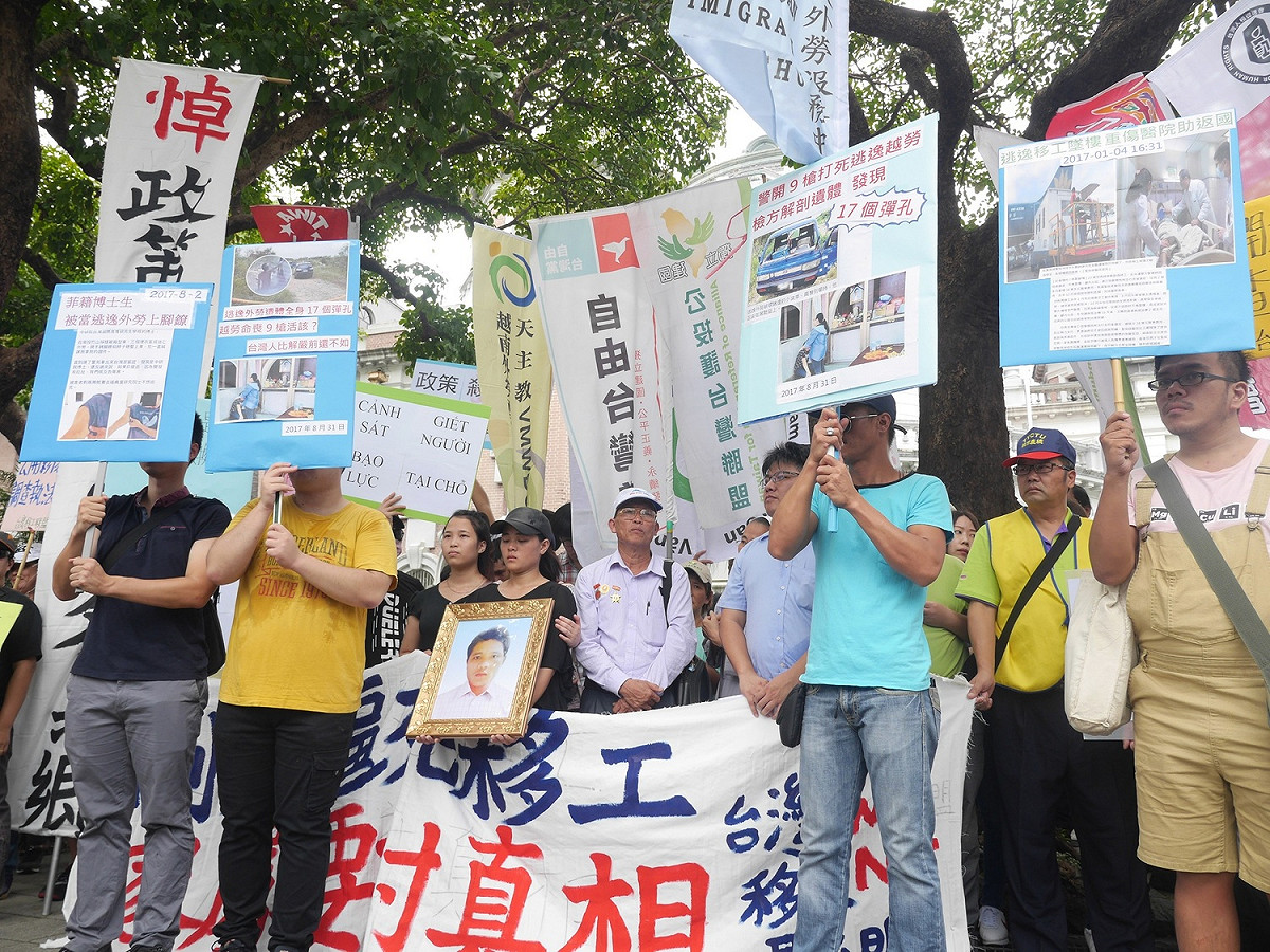 越南籍勞工阮國非日前遭警方開槍不治身亡，其父親阮國同5日傍晚到台灣為兒子處理後事，阮國同與阮國非的妹妹今（15）天在台灣移工聯盟、義務律師邱顯智與劉繼蔚陪同下，赴監察院遞陳情書。 圖：趙婉淳/攝