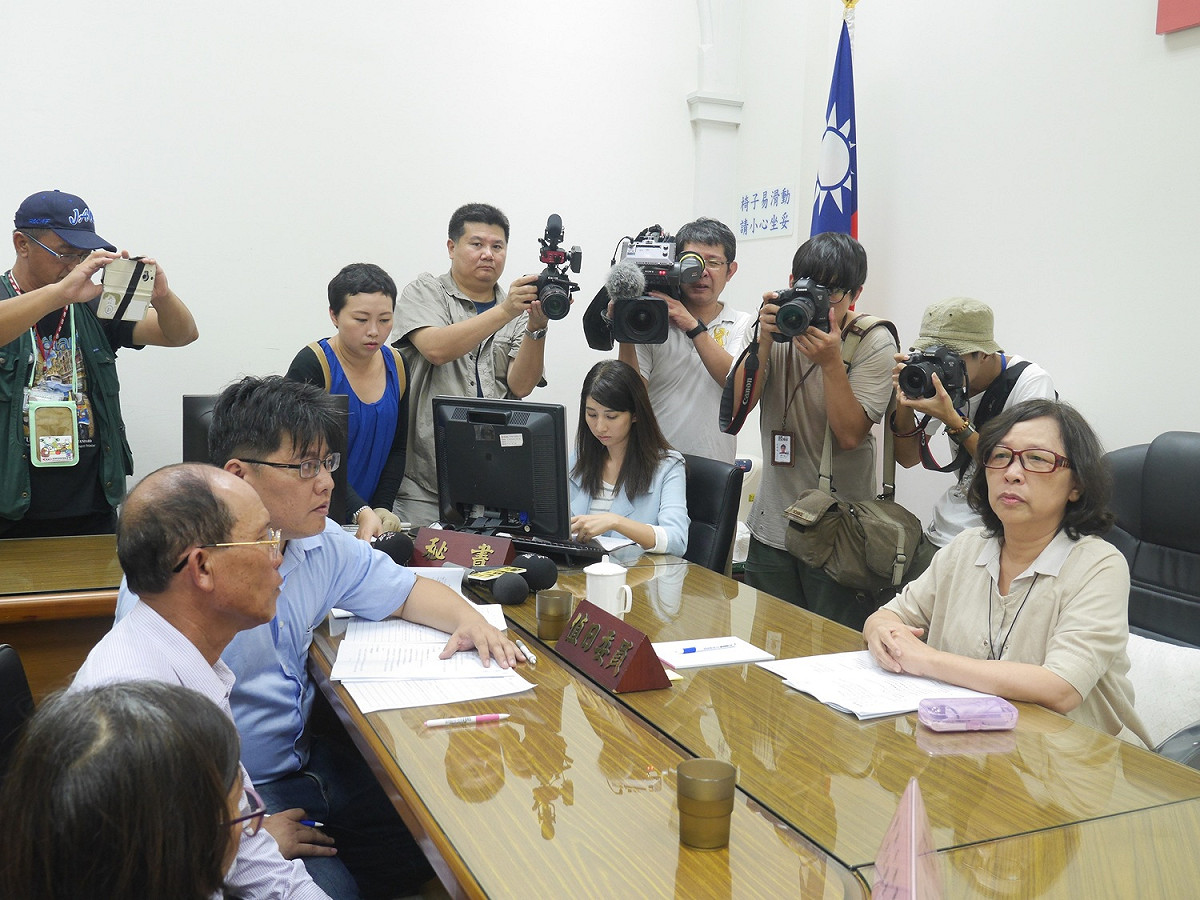 越南籍勞工阮國非日前遭警方開槍不治身亡，其父親阮國同5日傍晚到台灣為兒子處理後事，阮國同與阮國非的妹妹今（15）天在台灣移工聯盟、義務律師邱顯智與劉繼蔚陪同下，赴監察院遞陳情書。 圖：趙婉淳/攝