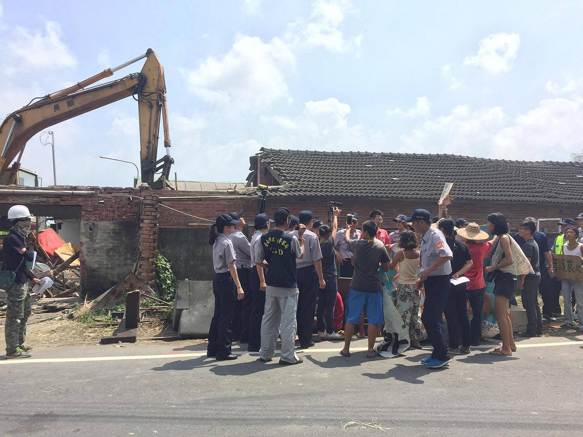 工程單位今天進駐西港進行房舍拆除，反西港外環道不當開闢自救會與施工人員在現場爭執。 圖:反西港外環道不當開闢自救會／提供