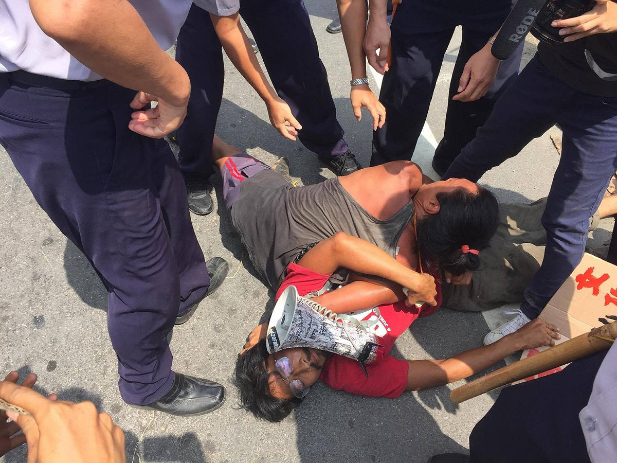 反西港外環道不當開闢自救會群情激動，以身體抵抗拆除行動。 圖:反西港外環道不當開闢自救會／提供