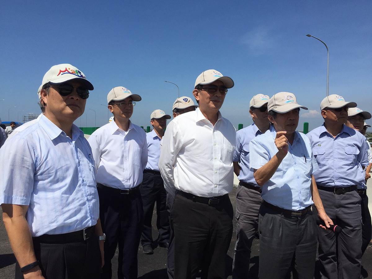 政委吳宏謀現場訪查西濱七股溪橋通車前準備工作。 圖：工程會/提供