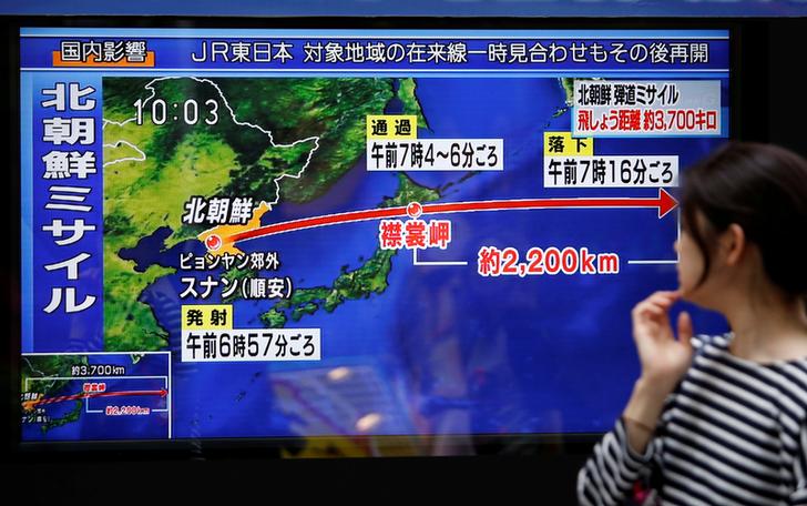 《環球時報》強調，儘管朝鮮是「大鬧天宮者」，但未來局勢的真正變量是美韓這一方。朝鮮在越來越嚴厲的制裁條件下繼續發動「攻勢」，但畢竟是強弩之末。圖為日本東京的民眾佇立街頭，觀看北韓今晨再度發射導彈的電視新聞畫面。 圖：達志影像／路透社