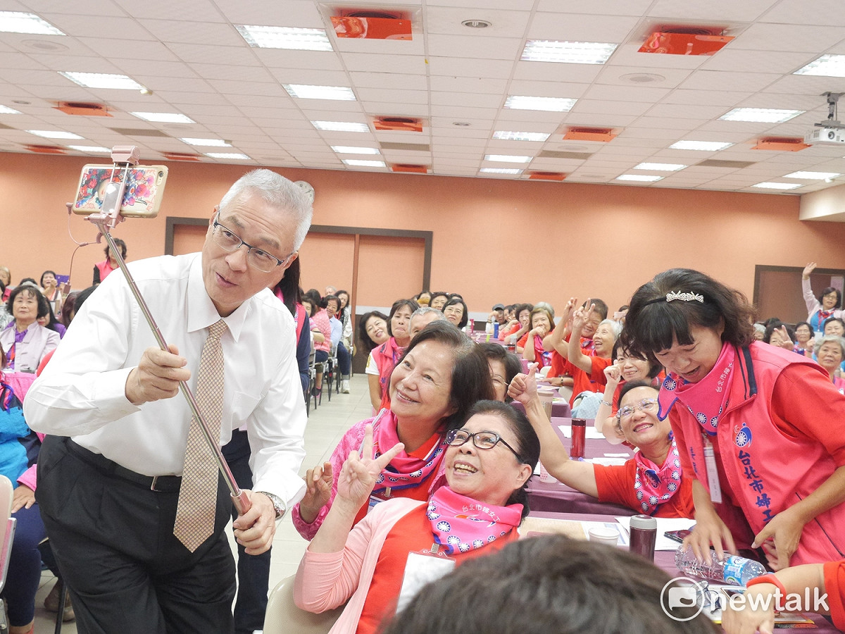 國民黨主席吳敦義今（15）天下午出席婦女總會輔選戰將成長營活動，和女粉絲們大玩自拍。 圖：趙婉淳／攝