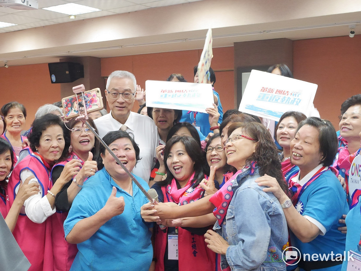 國民黨主席吳敦義今（15）天下午出席婦女總會輔選戰將成長營活動，和女粉絲們大玩自拍。 圖：趙婉淳／攝
