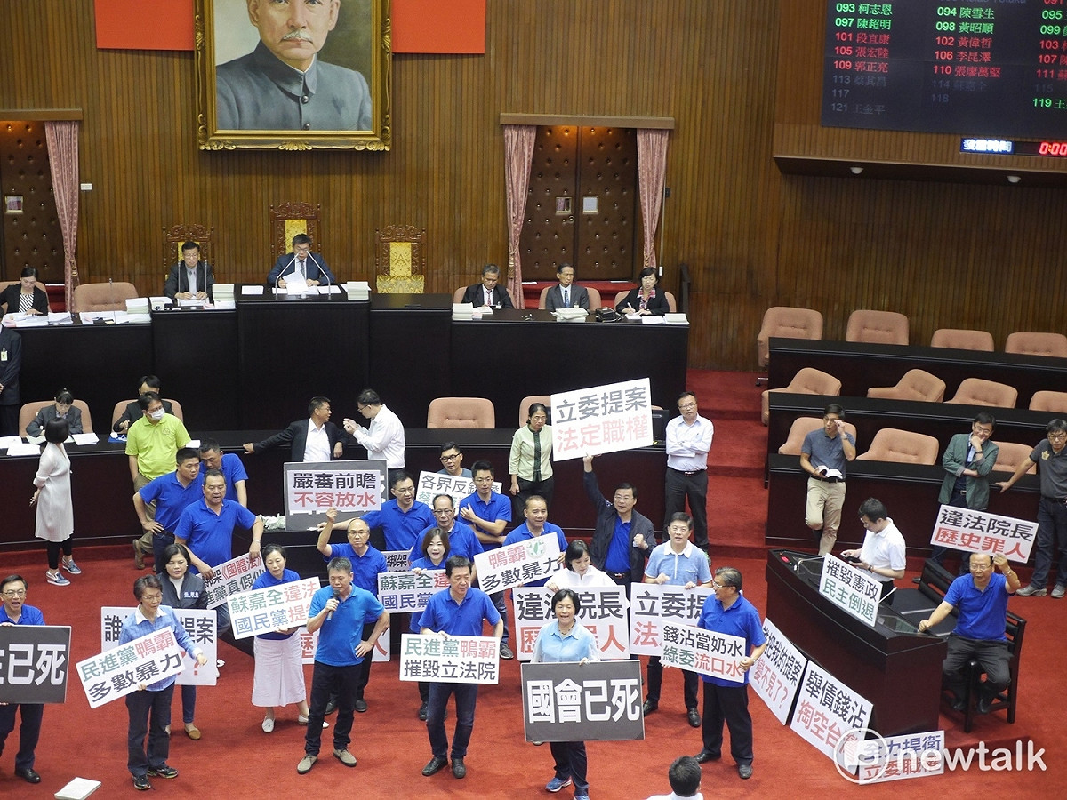 民進黨日前強勢通過前瞻特別預算案，審議程序引發違憲爭議，國民黨團與親民黨團攜手合作共提「二階段釋憲案」。 圖：趙婉淳／攝