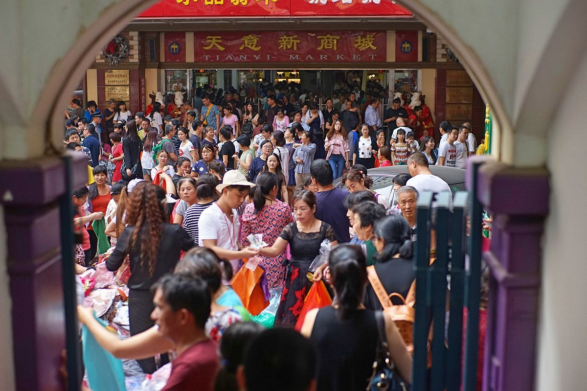 把握最後機會在天意市集搶貨的民種將商場內的空間擠得水泄不通。 圖：取自蛋蛋贊網頁